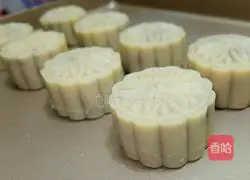 How to make Cantonese lotus seed mooncakes Illustration 15