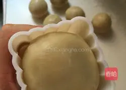 Illustration of how to make yellow lotus paste mooncakes 10