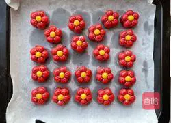 Illustration of how to make small red flower mini mooncakes 11