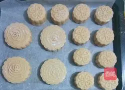 Illustration of how to make white lotus paste and egg yolk Cantonese mooncakes 12