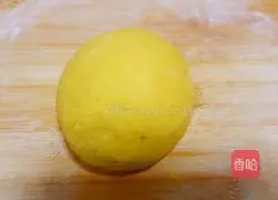 Illustration of how to make pumpkin mooncakes with mung bean paste filling 6