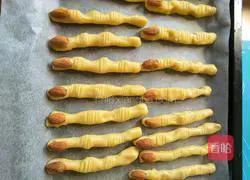 Illustration of making finger biscuits 9