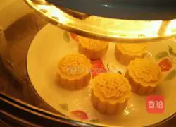 Illustration of how to make golden red bean paste mooncakes 13
