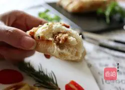 Illustration of how to make onion-flavored pork floss steak buns 20