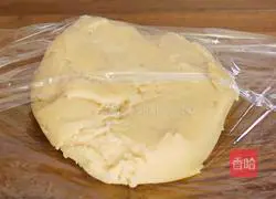 Illustration of how to make egg yolk and lotus paste mooncakes 10