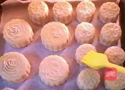 How to make white lotus paste and egg yolk Cantonese mooncakes Illustration 13