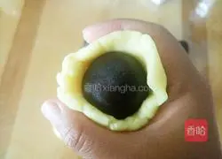 Illustration of how to make milk-flavored date paste mooncakes 13