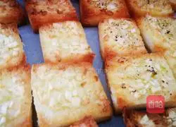 Illustration of how to make garlic toast cubes 10