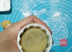 Illustration of how to make Wuren Cantonese mooncakes 9