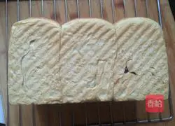 Illustration of how to make matcha honey bean toast 14