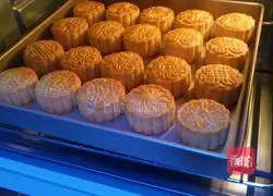 Illustration of how to make egg yolk and lotus paste mooncakes 8