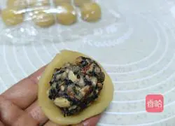Illustration of how to make five-nut mooncakes 9