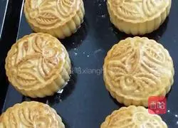 Illustration of how to make egg yolk, lotus paste and whole grain mooncakes 4