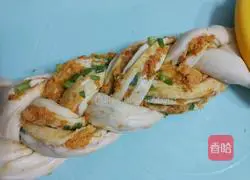 Illustration of how to make chives and meat floss toast 14