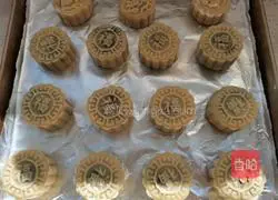 Illustration of how to make bean paste and egg yolk mooncakes 13