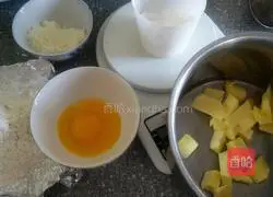 Illustration of how to make egg yolk cookies 1