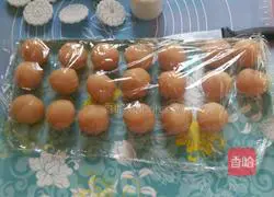 Illustration of how to make egg yolk and lotus paste mooncakes 4