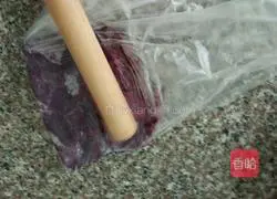 Illustration of how to make purple sweet potato and lotus paste mooncakes 2