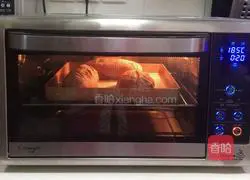 Illustration of how to make soft European buns with red dates and wolfberry 14