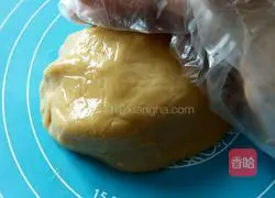Illustration of how to make Cantonese mooncakes with bean paste 6