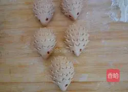 Illustration of how to make chocolate little hedgehog steamed buns 8