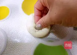 Illustration of how to make honey bean meal buns 9
