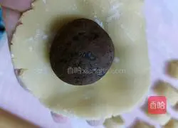 Illustration of how to make egg yolk and bean paste mooncakes 13