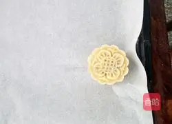 Illustration of how to make five-nut mooncakes 4