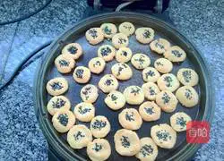 Illustration of how to make rice flour biscuits (electric baking pan version) 8