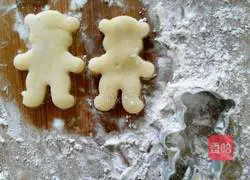 Illustration of how to make bear milk biscuits 9