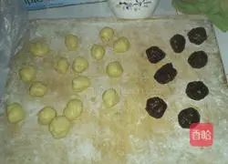Illustration of how to make bean paste mooncakes 4