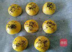 Illustration of how to make fresh meat mooncakes 12