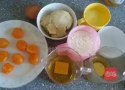 Illustration of how to make lotus paste and egg yolk mooncakes 1