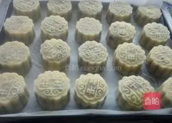 Cantonese five-nut mooncake recipe 16