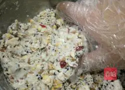 Illustration of how to make five-nut mooncake filling 7