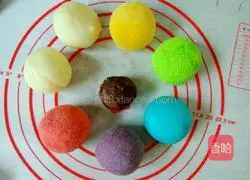 Illustration of how to make colorful snowskin mooncakes 10