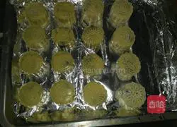 Illustration of how to make bean paste mooncakes 5