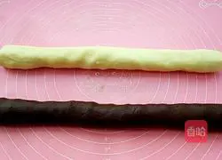 Illustration of how to make two-color biscuits 9
