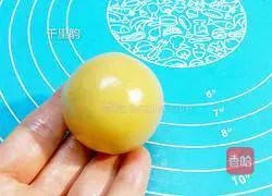 Illustration of how to make custard mooncakes 6