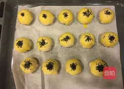 Illustration of how to make mooncakes with bean paste filling 16