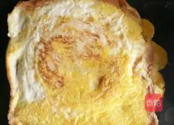 Illustration of how to make egg toast slices at the electric cake stall 8