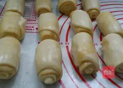 Illustration of how to make crispy egg yolk mooncakes 5