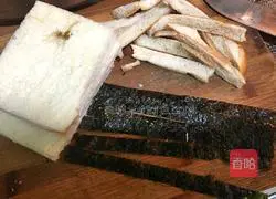 Illustration of how to make seaweed and meat floss toast rolls 2