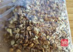 Illustration of how to make five-nut mooncake filling 3