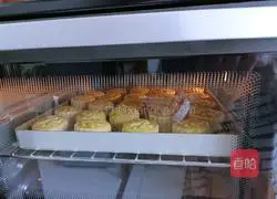 Illustration of how to make egg yolk and bean paste mooncakes 19