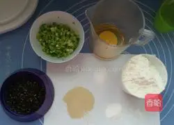 Green onion soda crackers.Illustration of how to make 1