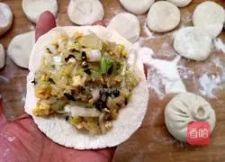 Illustration of how to make cabbage-filled steamed stuffed buns 18