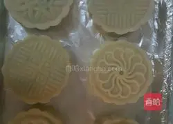Illustration of how to make Japanese peach skin mooncakes 10