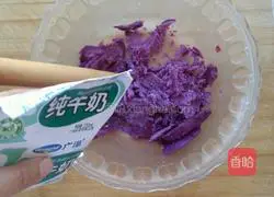 Illustration of how to make banana and purple sweet potato toast rolls 5