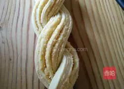 Illustration of how to make braided coconut toast 6